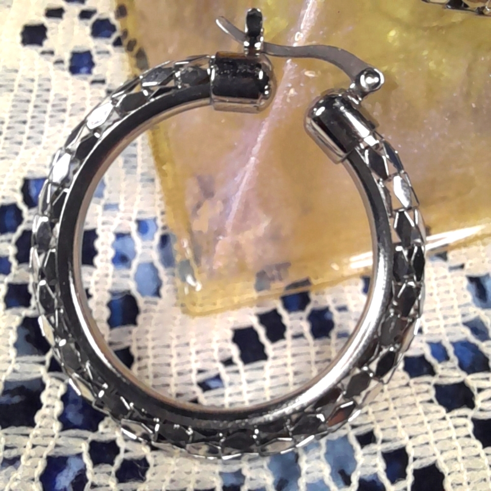 New Stainless Steel Mesh Glitzy Hoop Earrings 1.5" Silvertone - Picture 4 of 6